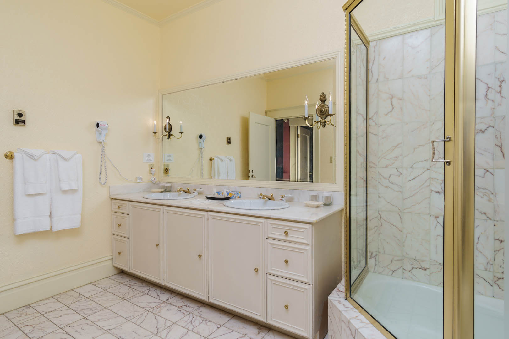 A spacious bathroom at VRI's Nob Hill Inn in San Francisco, California.
